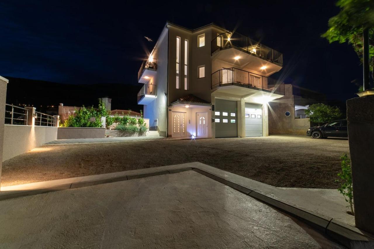 Holiday Home Chester With Heated Pool Kaštela Екстериор снимка