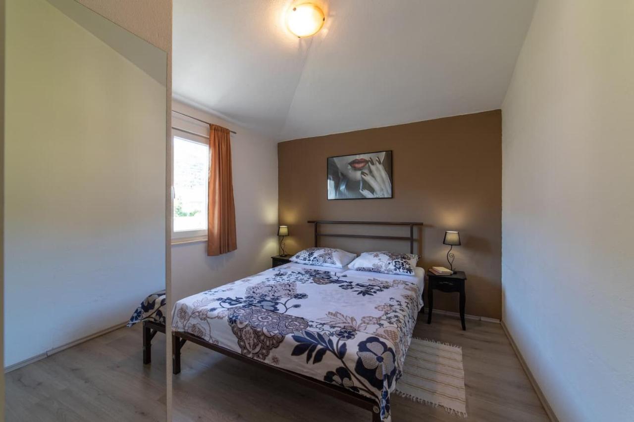 Holiday Home Chester With Heated Pool Kaštela Екстериор снимка