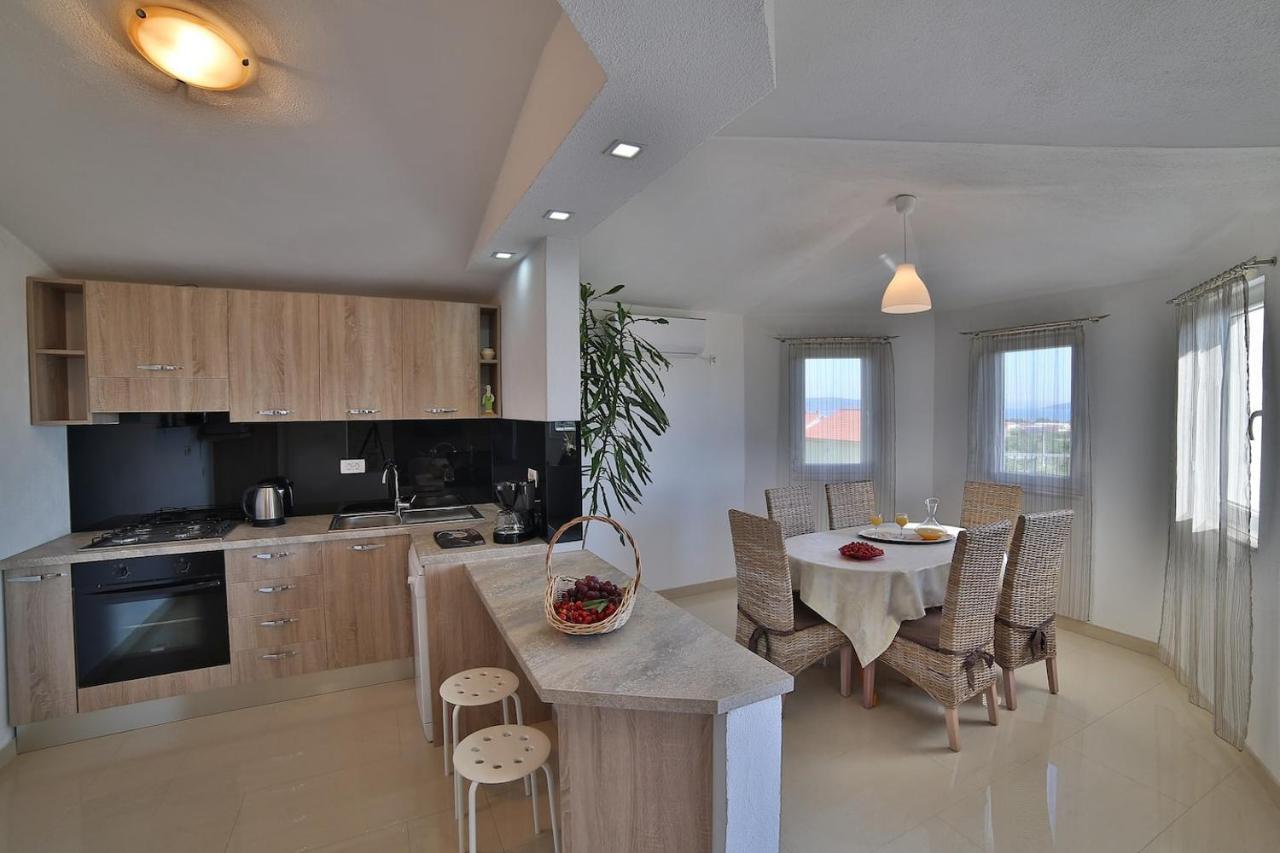 Holiday Home Chester With Heated Pool Kaštela Екстериор снимка