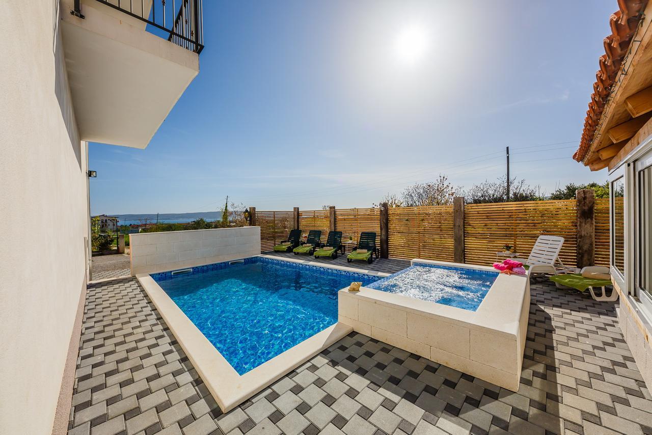 Holiday Home Chester With Heated Pool Kaštela Екстериор снимка
