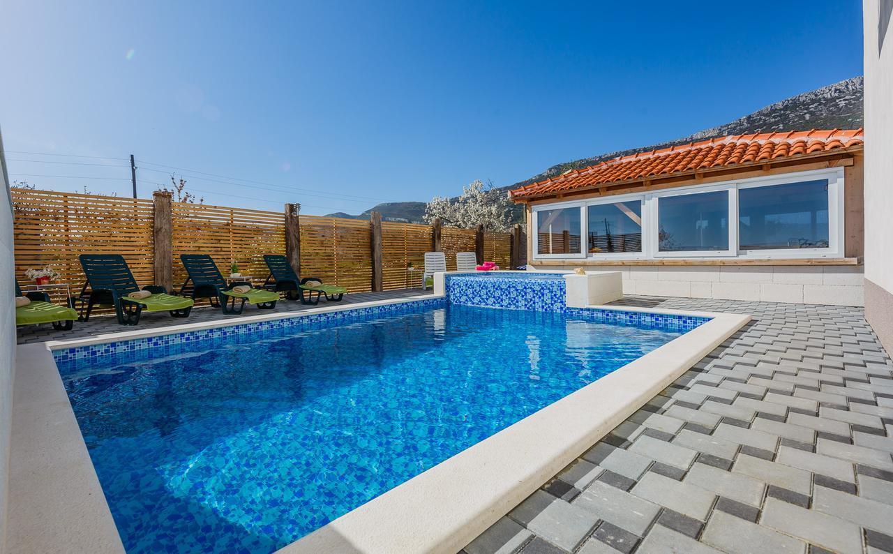 Holiday Home Chester With Heated Pool Kaštela Екстериор снимка